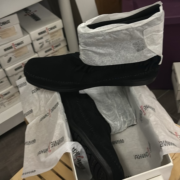 Minnetonka Women’s Zip Up High Top Boot (2917) - Picture 10 of 10